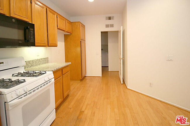 Building Photo - 915 Somerville