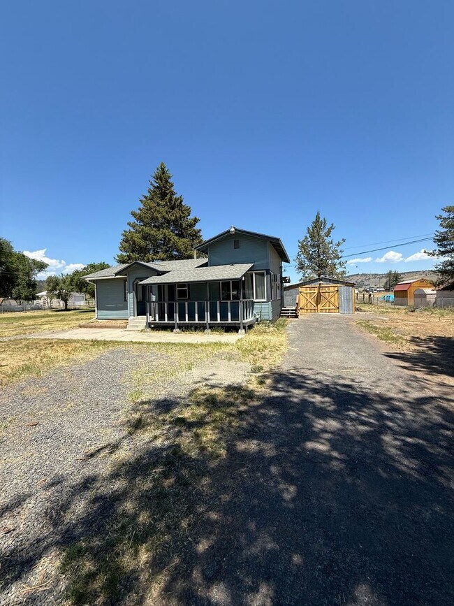 Building Photo - Adorable Renovated Farmhouse!