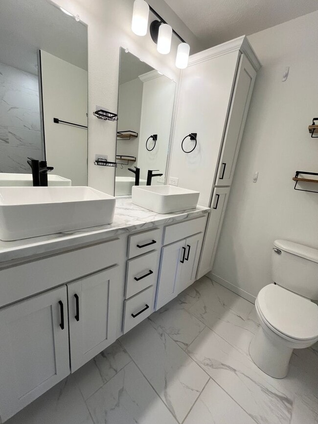 Building Photo - 4 Bed/3.5 Bath with 4 Stall Heated Garage!