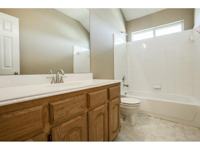 Building Photo - 137 W Clubview Ct