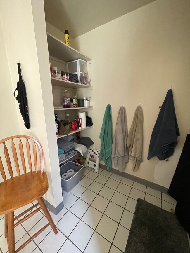 Building Photo - 3 bedroom 1 bath single family home with yard.