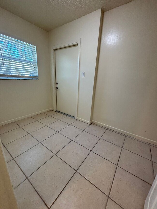 Building Photo - Leesburg Duplex