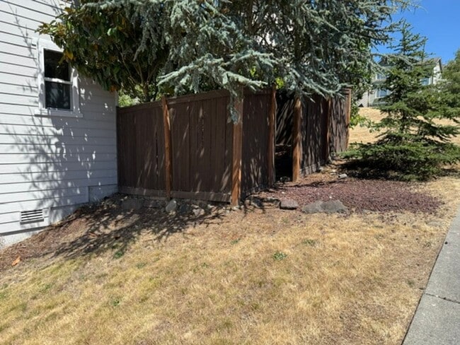 Building Photo - LOGAN RIDGE - Tri-Level 3 Bedroom 2.5 Bath