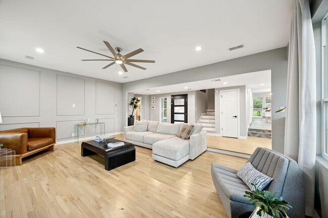 Building Photo - 7018 Blackwood Dr