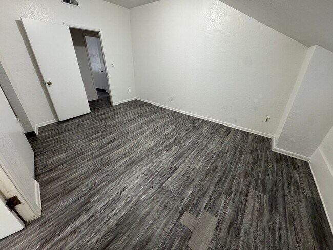 Building Photo - Experience the charm of Manitou Springs living in this spacious 2-bedroom, 2-bath apartment locat...