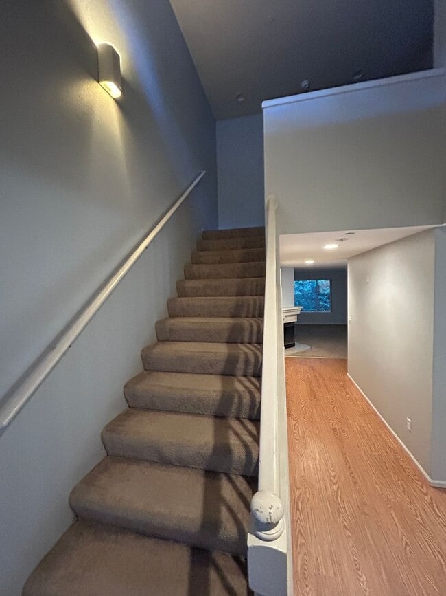 Building Photo - 3 Bed, 2.5 bath Townhome w/1-car garage in Highland Park neighborhood of Renton, $3,150/mo.