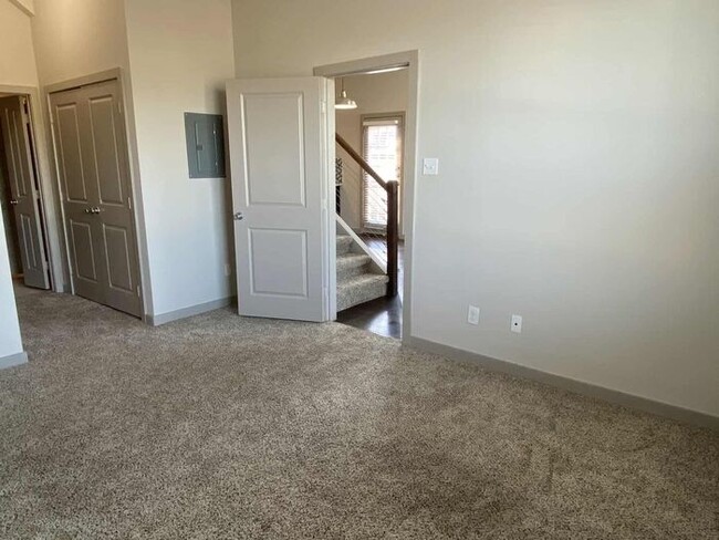 Building Photo - Modern Townhome for rent in Hurst!