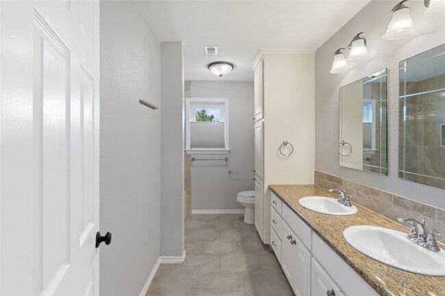 Building Photo - 2824 Palm Cir E