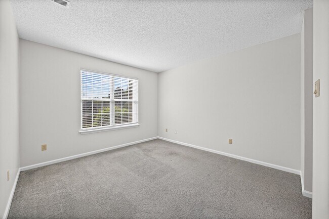 Building Photo - Light and bright 2-primary suite, 2-bath condo in Firethorne of Charlotte.