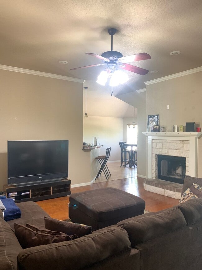 Building Photo - Fantastic Four Bedroom