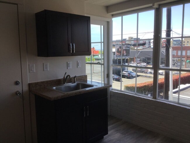 Building Photo - Charming Downtown Everett Studio