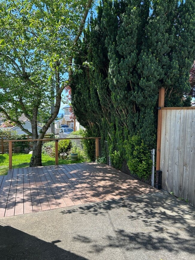 Building Photo - 4BR - West Seattle w/ 2 Kitchens. Landscaping Included!