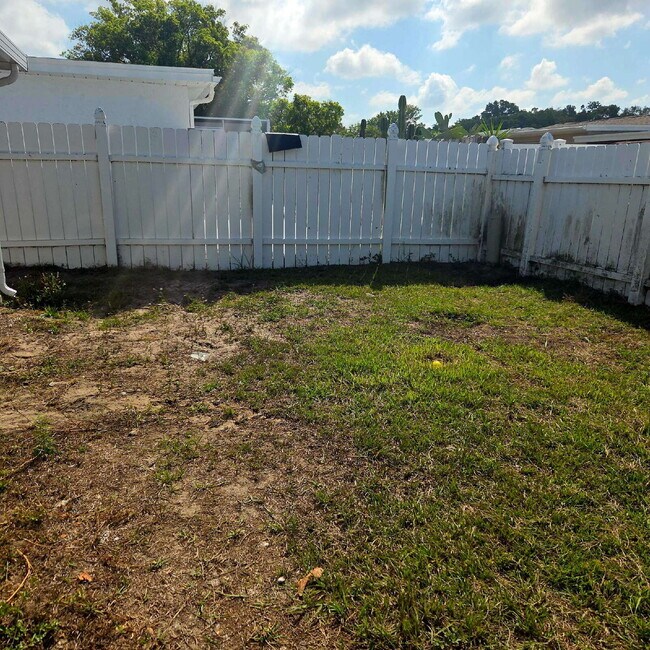 Building Photo - This gorgeous 2/1 house has been remodeled gourmet chef's kitchen, shaker cabinets, granite count...