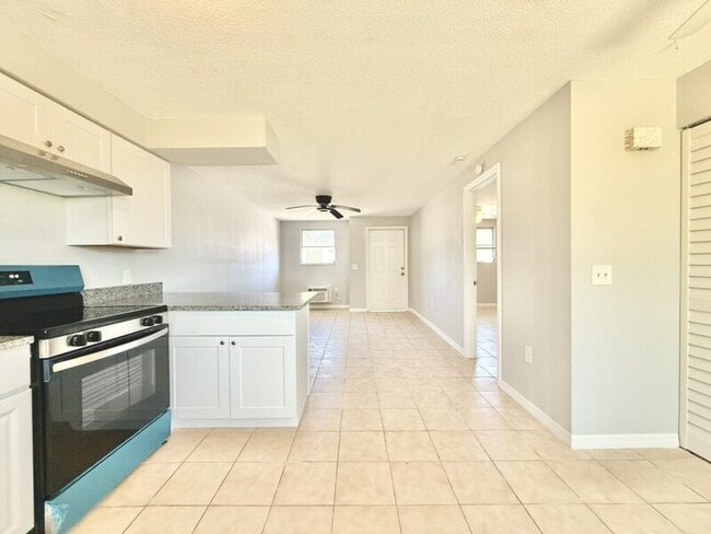 Building Photo - 3403 Palm Dr