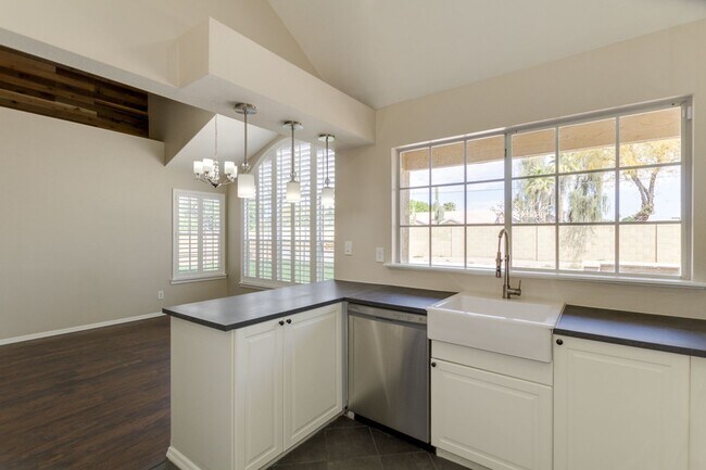 Building Photo - 4314 E Juanita Ave