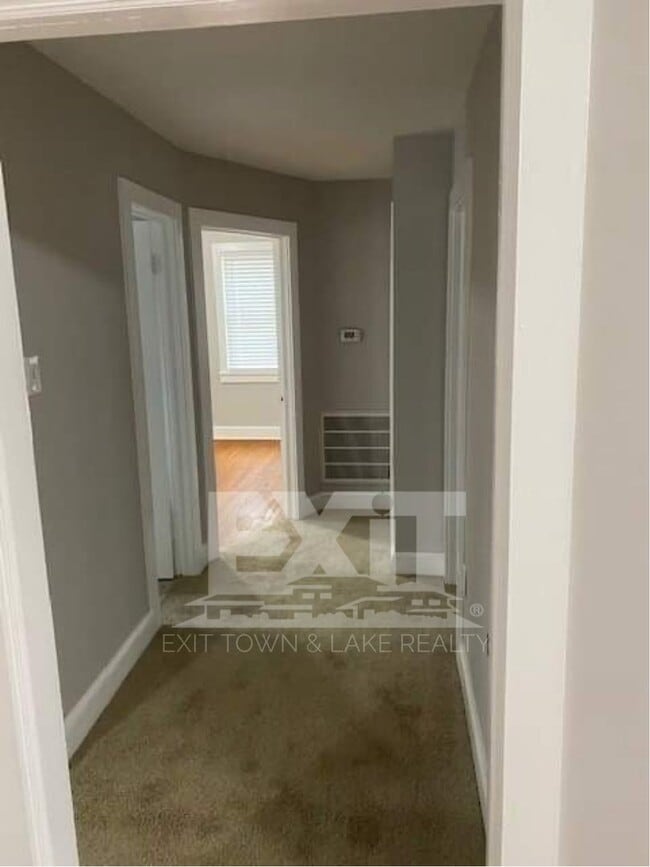 Building Photo - Close to Shopping, Hospital, Schools, Restaurants