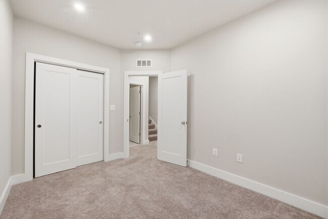 Building Photo - Georgia Row Townhome | 2 Bed | 2.5 Bath | 1,400 Sf | Juliet Balcony | 1 Assigned Parking Space