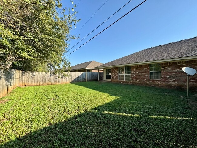 Building Photo - Duplex *LEASING SPECIAL AVAILABLE*