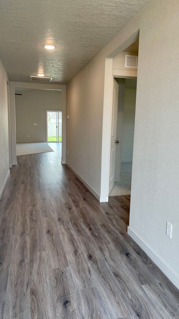 Building Photo - $2,199.00 / Large 4 bed 2 bath / 3 car gar...