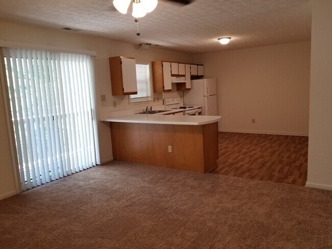 Building Photo - 2 Bedroom, 1 bath apartment
