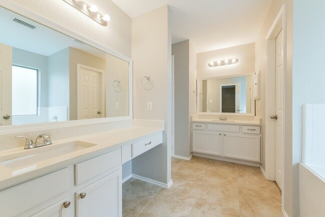 Building Photo - 6030 NW Creek Cir