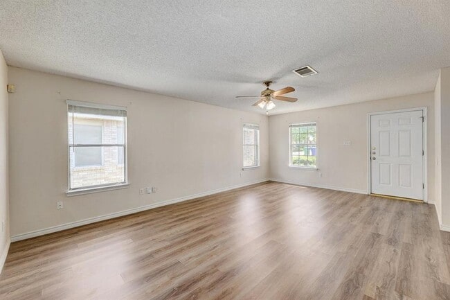 Building Photo - 2101 Parksville Way