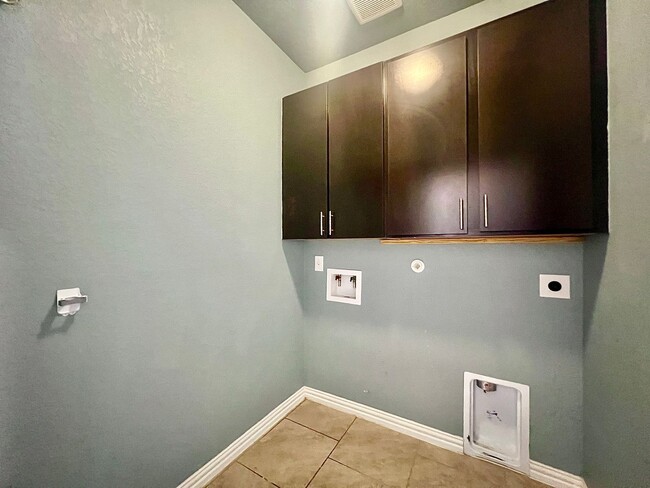Building Photo - Gorgeous and spacious 4 bed 3.5 bath in Ka...