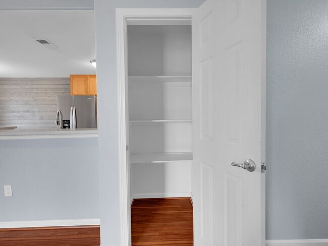 Building Photo - $1,750.00, Gorgeous 2-bed, 2-bath condo located in Aurora.