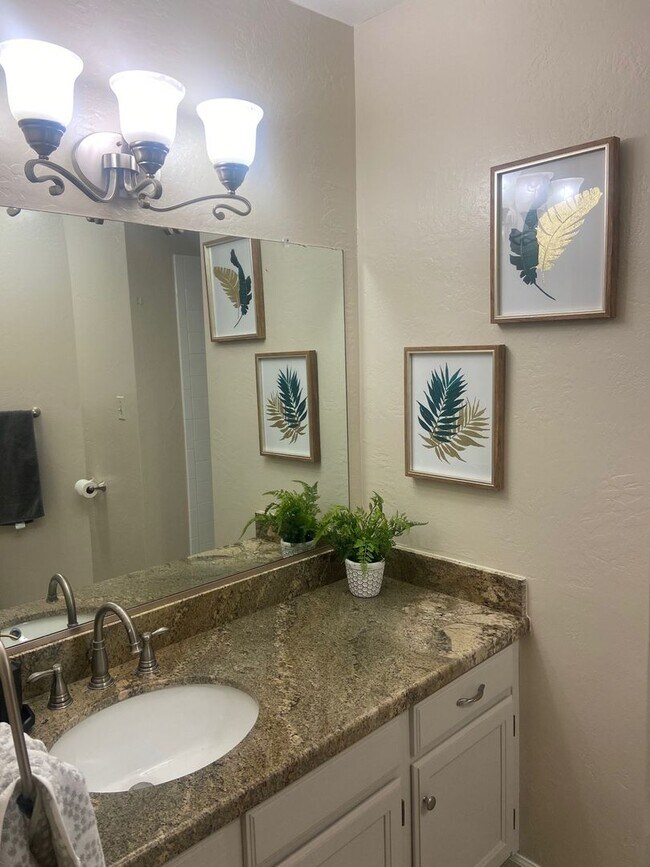Building Photo - Charming 3BR Townhome in Glendale