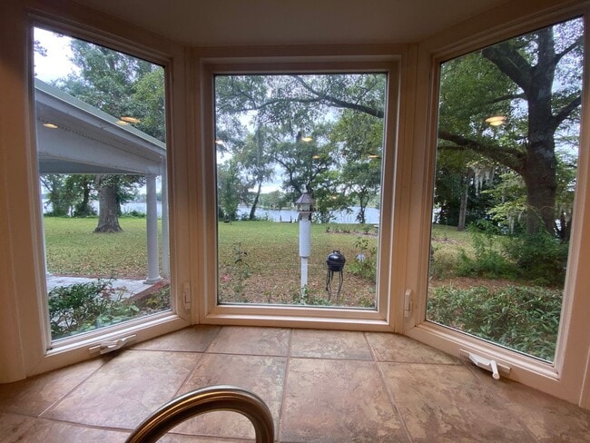 Building Photo - Beautiful 3 BR/2.5 BA Waterfront Home on Trent River!
