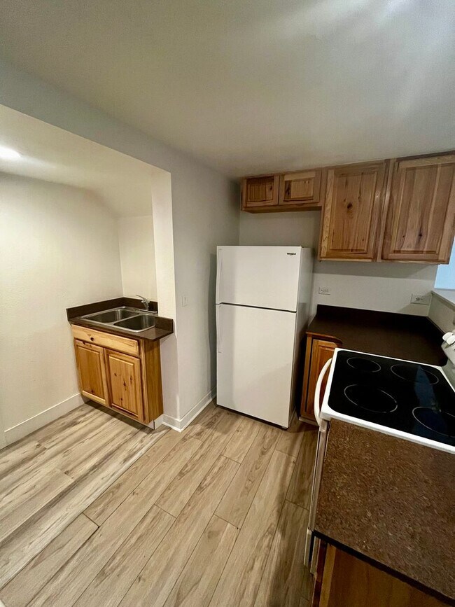 Building Photo - 607 W Babcock St