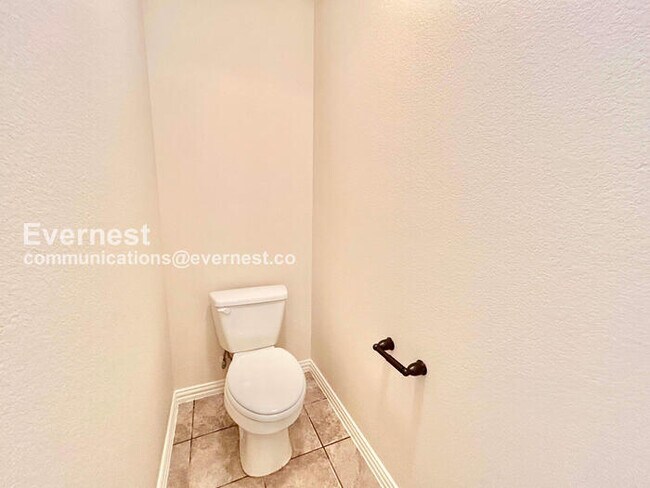 Building Photo - 3 Bed/2.5 Bath Townhome with Garage / Pet-Friendly / Vouchers Accepted / Available Now!