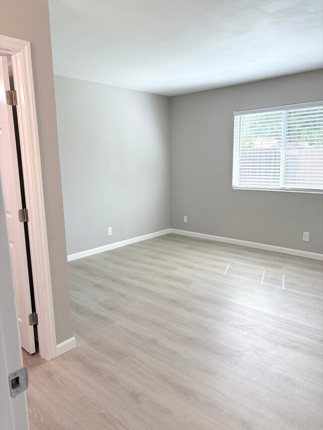 Building Photo - 3571 Lake Crest Dr