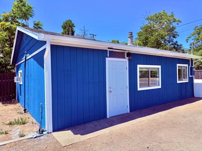 Building Photo - UPDATED and Adorable two bedroom one bath ...