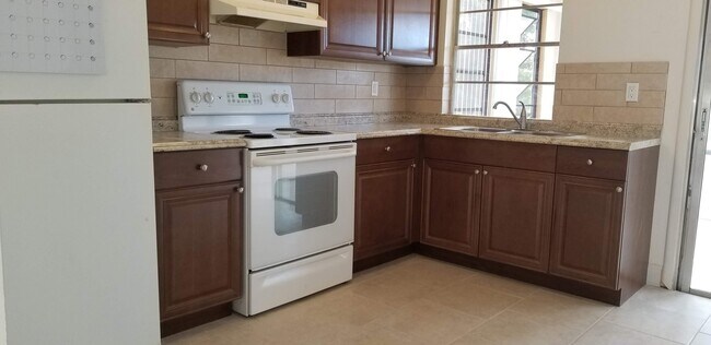 Building Photo - S. BISCAYNE & TAMIAMI TRAIL / 2 bedroom home / $ 1450