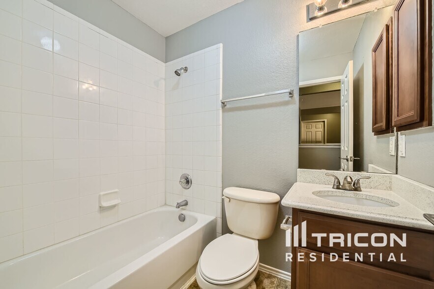 Building Photo - 220 Flatwood Dr