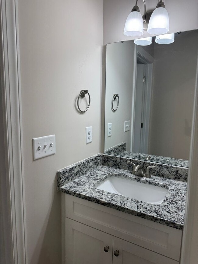 Building Photo - 1006 10th Ave NE