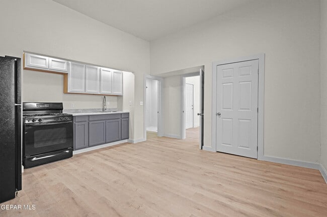 Building Photo - 511 E Nevada Ave