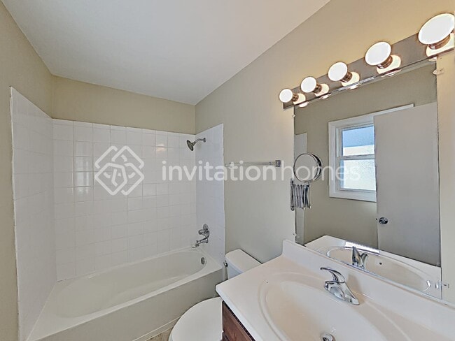 Building Photo - 605 Lindale St