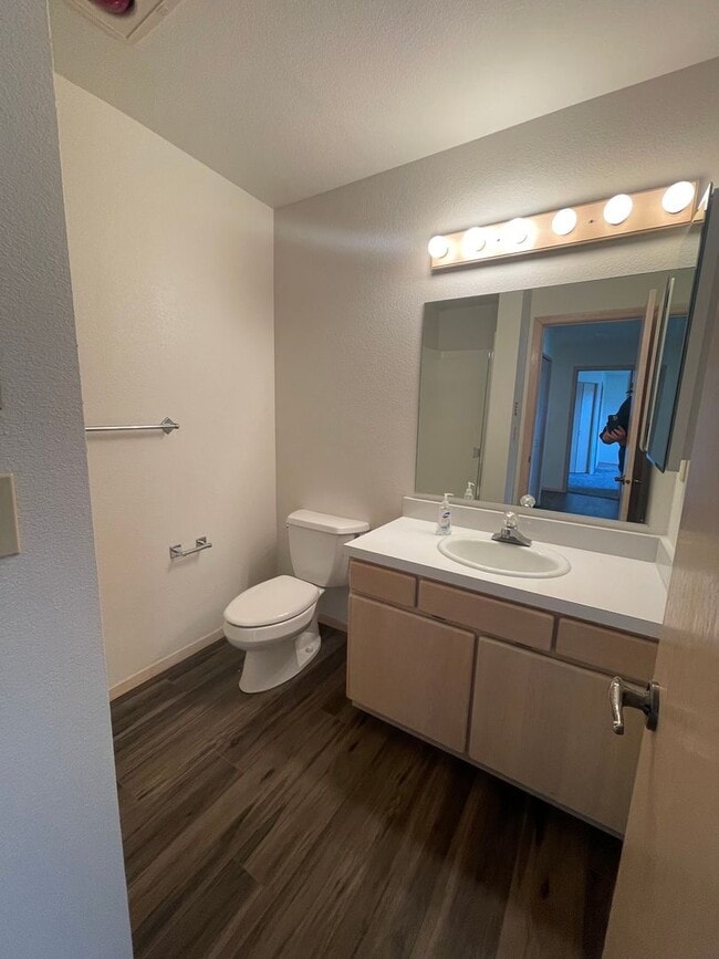 Building Photo - Absolutely stunning View! 2 bed condo downtown on the water!