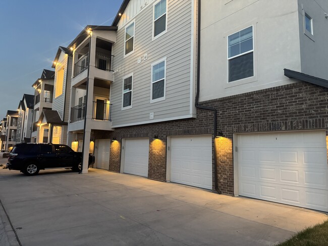 Building Photo - 874 N Hemsworth Way