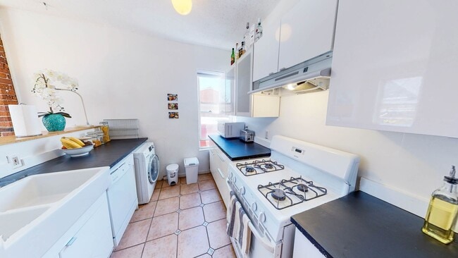 Building Photo - Architect-Designed 1BR in East Rock | Exposed Brick | Steps to Yale SOM