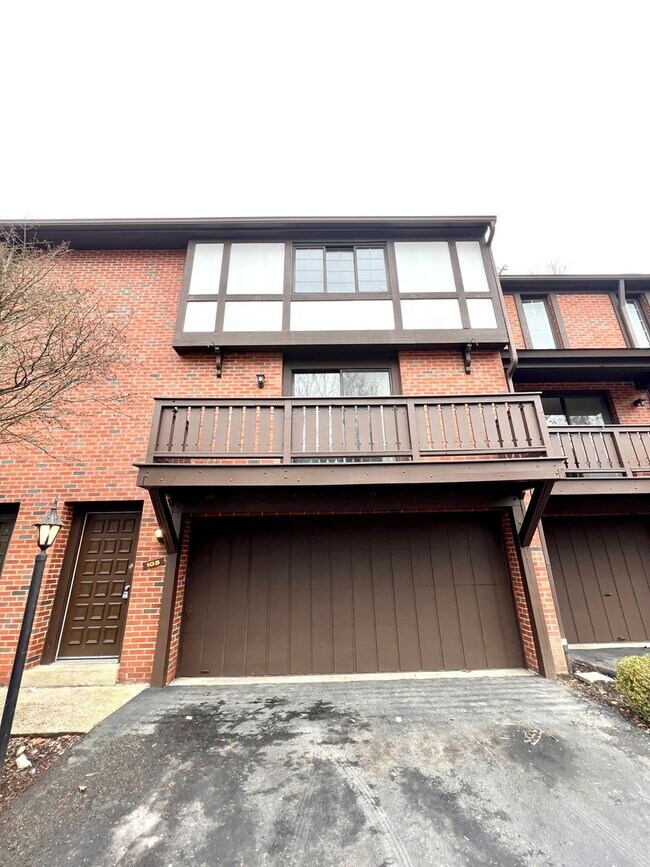 Building Photo - Sewickley Heights - Gorgeous Townhouse - 3...