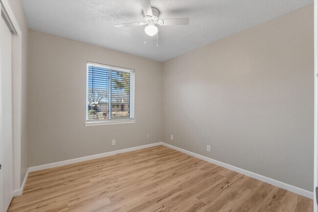 Building Photo - For Rent with Move-in Special ($1,200 off Base Rent ) | 3 Beds 2 Bath | 2 Car Garage |  NE Height...
