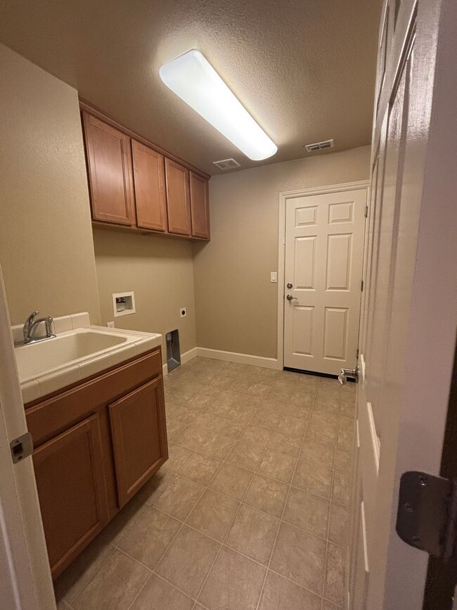 Building Photo - Woodlake Village Gated: 3 Bedroom, 2 Bathr...