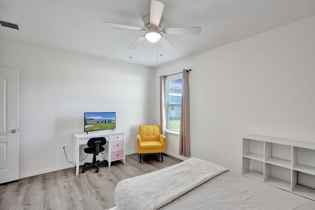 Building Photo - 1744 SE North Blackwell Dr