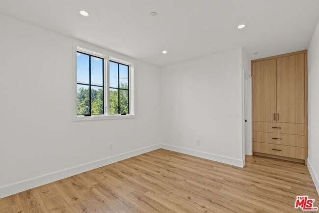 Building Photo - 14378 Ventura Blvd