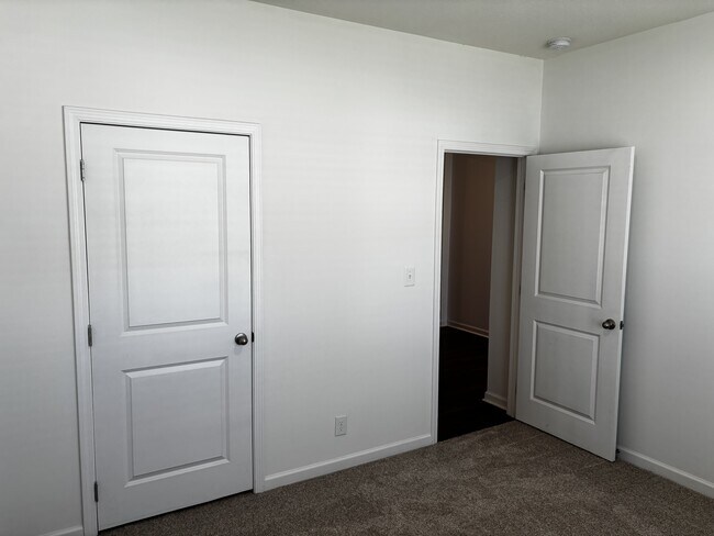 Building Photo - 2732 Minuteman Ln