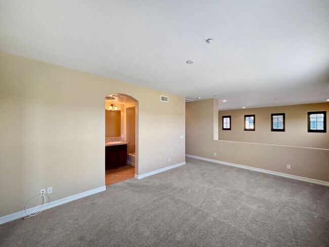 Building Photo - Bright 2BD/2BA Townhouse in Serra Mesa with Balcony, Fireplace & Resort-Style Amenities