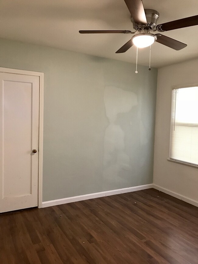 Building Photo - Adorable House in North Bakersfield!